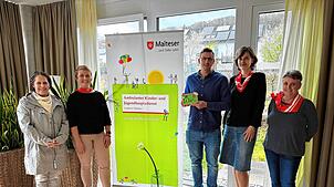Bei der Spendenübergabe (von links): Angela Wehrle (Narrenverein), Stefanie Schneider (Koordinatorin Hospizdienst), Edwin Rogg ...