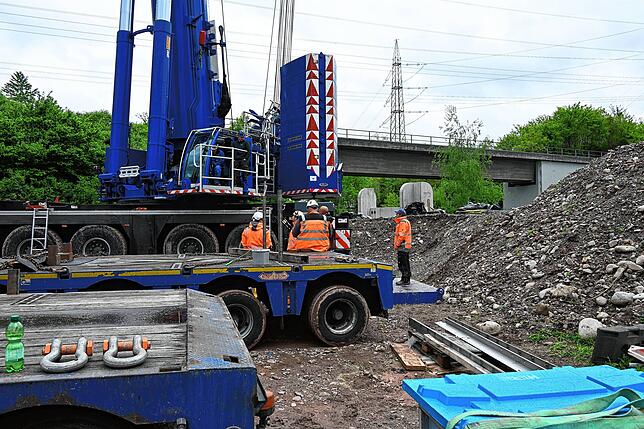 Bild 22: Brückenbau mit Nervenkitzel: Der Einbau der Neuwiesenbrücke für die Pendlerradroute P2