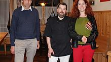 Friedlich beinander: Windkraftbefürworter Johannes Haug, Martin Staiger vom "Deutschen Jäger" am Windkapf und Sonja Rajsp. Bild: Rajsp