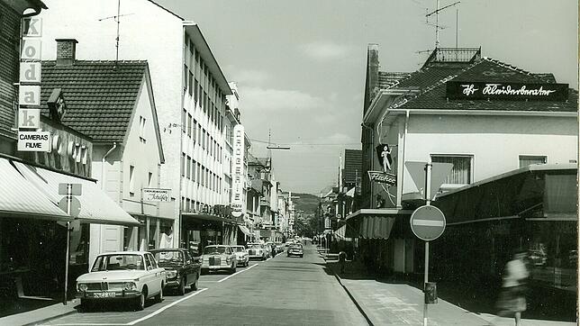 Anfang der 1970er Jahre hatte die Scheffelstraße von der Bahnhofstraße aus betrachtet noch eine völlig andere Gestalt. Am linken ...