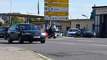 Wenn die Fahrbahn die Deckschicht bekommt, wird es um diesen Gully/Schacht in der Radolfzeller Straße wieder eben. Momentan rollt der ...
