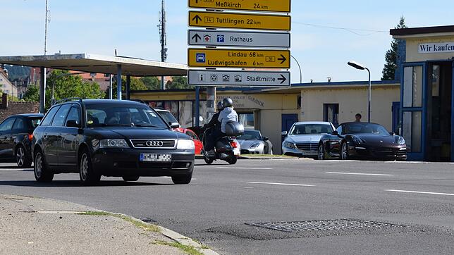 Wenn die Fahrbahn die Deckschicht bekommt, wird es um diesen Gully/Schacht in der Radolfzeller Straße wieder eben. Momentan rollt der ...