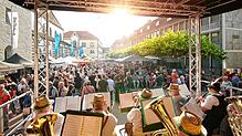 Stimmungsvoll geht es zu beim Radolfzeller Abendmarkt, der in diesem Jahr um einige Wochen ausgeweitet wird.