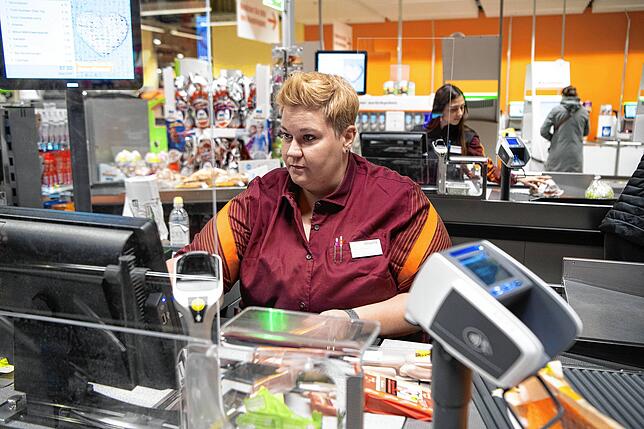 Vor allem Supermärkte profitieren von den Ausreisebeschränkungen: Die Kasse einer Migros-Filiale in der Stadt St. Gallen Ende März.