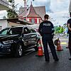 Emmishofer Tor: Bundespolizisten lassen einen Autofahrer passieren.