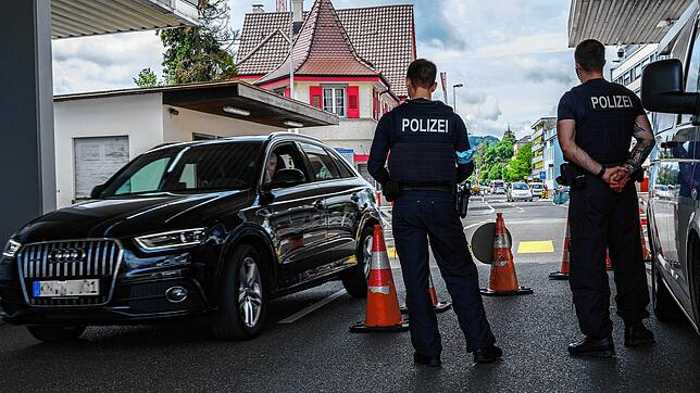 Emmishofer Tor: Bundespolizisten lassen einen Autofahrer passieren.