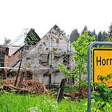 Bauarbeiten am alten Hotzenhaus. Das Reetdach wurde entfernt.