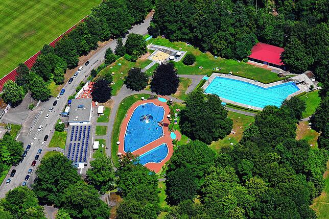 Das Waldbad aus der Vogelperspektive. Für den Rest der Saison wird hier in ungeheiztem Wasser gebadet.
