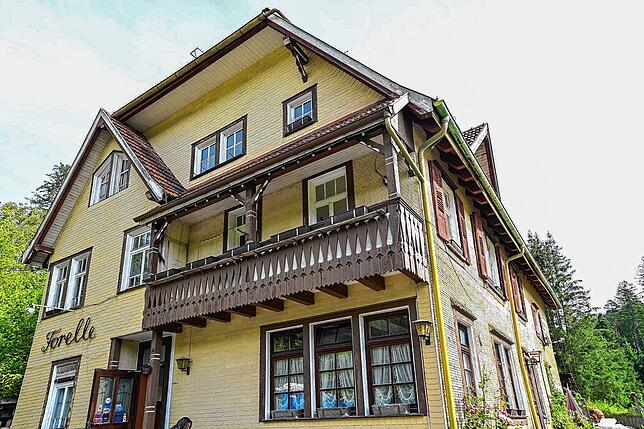 Das Gasthaus „Forelle“ im Groppertal wurde 1906/07 erbaut. Mittlerweile ist unübersehbra, dass der Zahn der vergangenen 115 ...