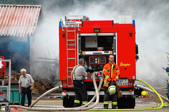 Bild 4: Scheune brennt: Bilder vom Großeinsatz der Feuerwehr in Bernau-Goldbach