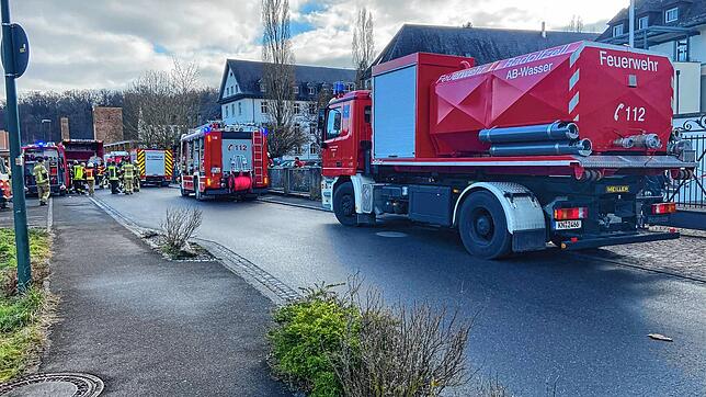 Die Einsatzkräfte der Feuerwehr sichern den Brandschutz, als eine Fachfirma das ausgelaufene Öl abpumpt.