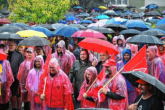 Mitarbeiter der ZF Friedrichshafen demonstrieren im Regen vor dem Forum des Automobilzulieferer-Konzerns. Selbst zeitweiser Hagel hält ...