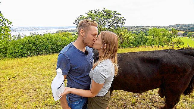 Der Kuss &ndash; mit Stier und Bodensee im Hintergrund.