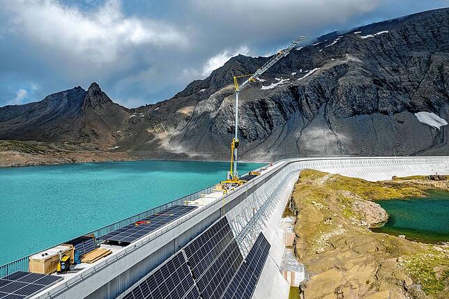 Seit August produzieren Solarmodule auf der Muttsee-Staumauer im Kanton Glarus auf rund 2500 Metern Höhe Strom.