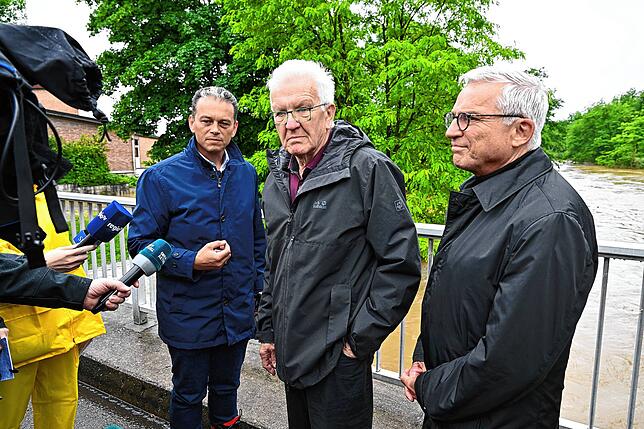 Winfried Kretschmann und Thomas Strobl schauen sich die vom Hochwasser betroffene Grundschule in Kehlen, einem Ortsteil von ...