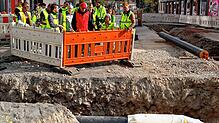 Baustellenbesichtigung in der Adolf-Müller-Straße: Eine kleine Gruppe interessiert sich für die Arbeiten. Foto: Winckelmann