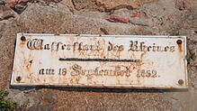 Das Schild an einer Mauer am Rheinuferweg zeigt die Hochwassermarke im Jahr 1852. Bild: Hans-Walter Mark