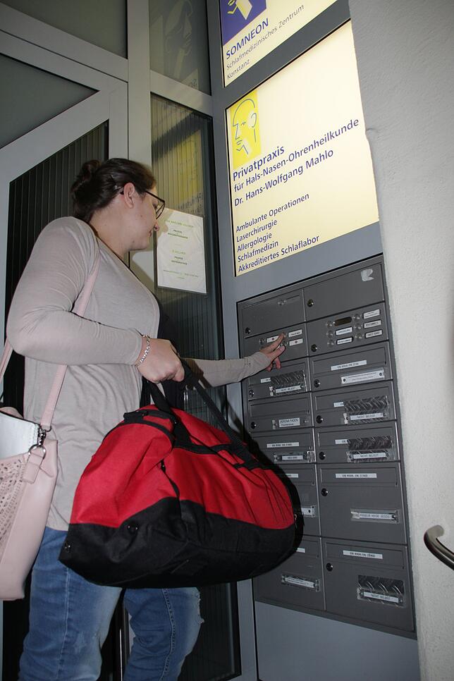 Bild 3: Ich habe Angst vor Schlaflosigkeit. Liegt das nur an meinem Gedankenkarussell? Eine Nacht im Schlaflabor soll Klarheit schaffen