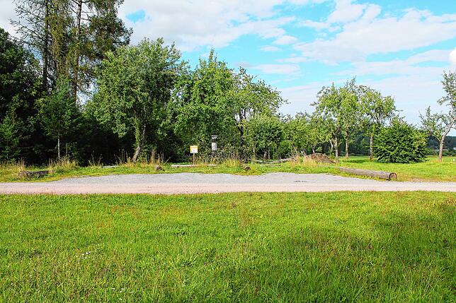 Auch diese Holzlagerstelle, Blickrichtung Weiler und Unterbränd, haben viele Autofahrer über Jahre hinweg als Parkplatz genutzt. Jetzt ...