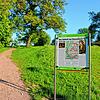 Gleich neben dem Bürgersaal in Dossenbach beginnt der Gedenkweg an das Gefecht von Dossenbach.