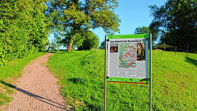 Gleich neben dem Bürgersaal in Dossenbach beginnt der Gedenkweg an das Gefecht von Dossenbach.