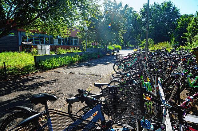 Die Fahrradständer vor den Schulen – hier vor der Weihermatten-Grundschule – sind nun wieder voll. Die Grundschüler haben ...