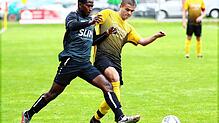 Amadou Gibba (links, Tus Bonndorf) und Yannick Müller (SG Riedböhringen/Fützen) teilten sich beim 1:1 die Punkte.