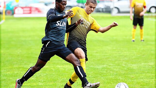Amadou Gibba (links, Tus Bonndorf) und Yannick Müller (SG Riedböhringen/Fützen) teilten sich beim 1:1 die Punkte.