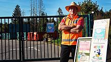 Stefan Anders arbeitet seit etwas mehr als zwei Jahren beim Wertstoffhof in Uhldingen-Mühlhofen. In der Corona-Krise wird der Rentner ...