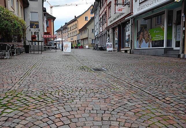 Der Pflasterbelag in der Innenstadt, hier in der Marktstraße, ist nicht mehr ansehnlich und vor allem an vielen Stellen schadhaft. Die ...