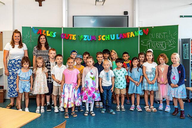 Die Klasse 1a der Hebelschule Gottmadingen mit ihrer Klassenlehrerin Lara Geiger (rechts) und Sonderpädagogin Sarah Kraffzik (links) bei ...