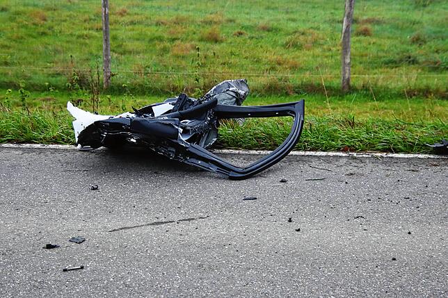 Bild 4: Zwei Personen nach Frontalkollision schwer verletzt