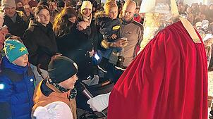 Kaum ein Halten gibt es, als der Nikolaus und Knecht Ruprecht im Schlosshof erscheinen. Ein paar mutige Kinder tragen ein Gedicht vor. ...