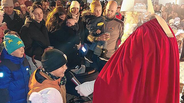 Kaum ein Halten gibt es, als der Nikolaus und Knecht Ruprecht im Schlosshof erscheinen. Ein paar mutige Kinder tragen ein Gedicht vor. ...