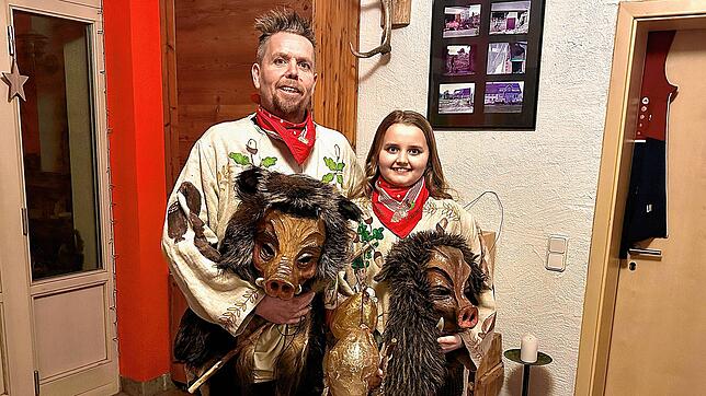 Zunftmeister Thilo Mayer und seine Tochter Julia sind stolze Tigerschweine. Beide freuen sich auf die kommenden Veranstaltungen. Bilder: ...