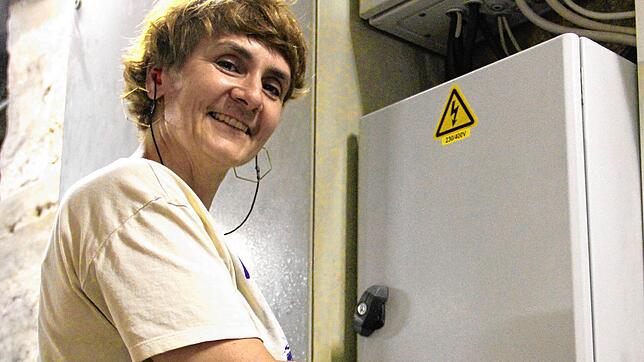 Helena Kotarlic, Glockeninspektorin der Erzdiözese Freiburg, schaltet die Glocken ein.