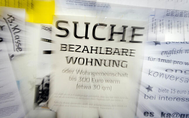Eine Suchanzeige für eine „bezahlbare Wohnung„ hängt an einem schwarzen Brett“ (Symbolbild). Auch Yvette Blumentritt ...