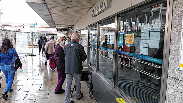 Bereits am Freitagnachmittag standen Karstadt-Kunden in Singen vor verschlossenen Türen. Auf einem Zettel konnten sie lesen, dies habe ...