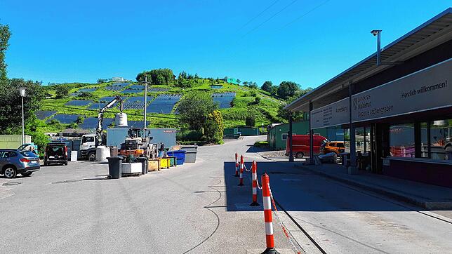 Die Recyclinghöfe im Landkreis Waldshut bleiben trotz gestiegener Fallzahlen geöffnet, es gibt aber strenge Regeln, wie eine begrenzte ...