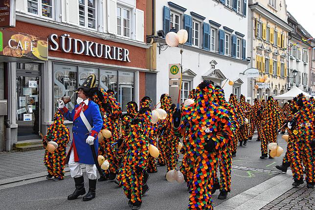 Bild 1: Bilder vom Narrenbaum-Umzug in Stockach mit Schaulustigen
