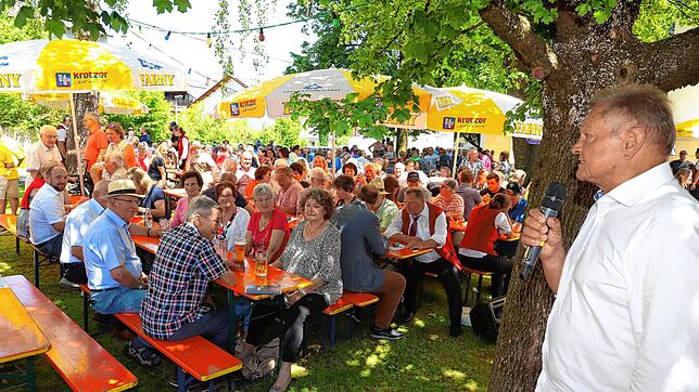 Lippertsreuter Ortsvorsteher Siegfried Hanßler begrüßt die Gäste zum Dorffest. 2020 und 2021 war es aufgrund von Corona ausgefallen.