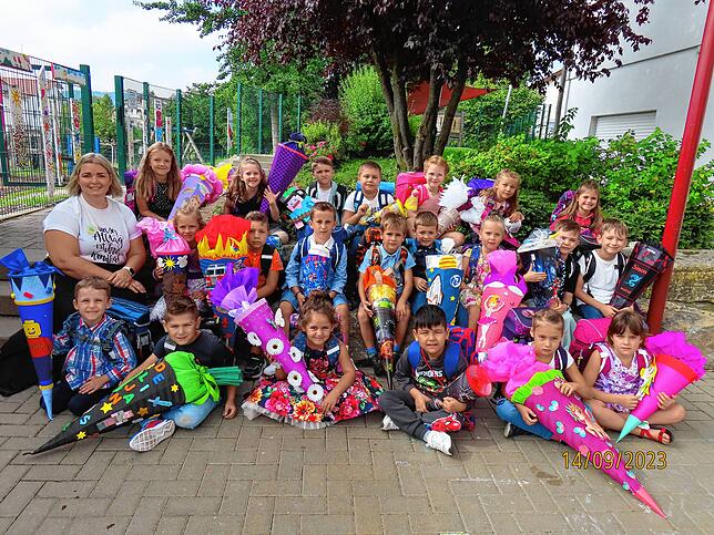 Die Kinder der 1a freuen sich über ihre Einschulung in der Grundschule Orsingen-Nenzingen. Sie stellen sich mit ihrer Klassenlehrerin ...