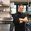 Peter Bogdanovic, Küchenchef des Gasthauses Sternen in Singen-Bohlingen, in seinem Reich, der Küche.
