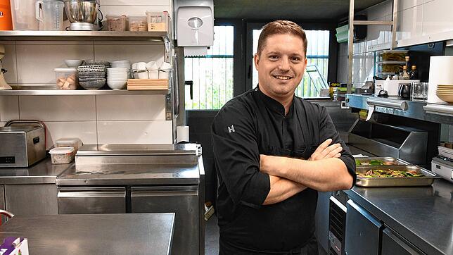 Peter Bogdanovic, Küchenchef des Gasthauses Sternen in Singen-Bohlingen, in seinem Reich, der Küche.