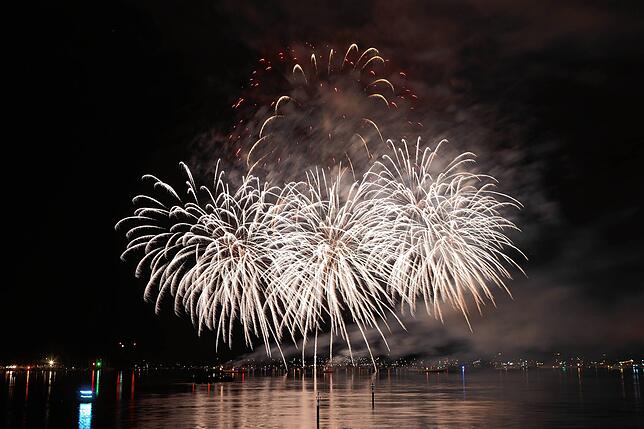 Bild 11: Konstanzer Seenachtfest 2024 - Jetzt knallt's! Das Feuerwerk am Bodensee bringt Zuschauer zum Staunen