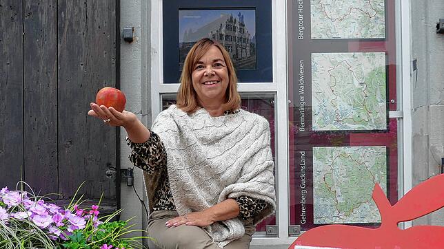 Verführen möchte Sylvia Westermann, Geschäftsführerin der Tourismusgemeinschaft Gehrenberg-Bodensee, zur Apfelradlrunde, bei der man ...