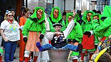 Da kann einem ganz schön schwindelig werden bei der wilden Kreiselfahrt in diesem Gefährt, dass die Hexen nicht von ungefähr „Kotzkübel“ ...