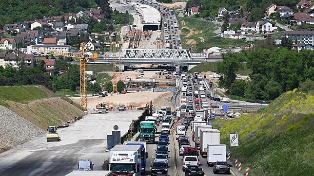 Diebe haben sich an der Großbaustelle auf der A8 an abgestellten Lkws zu schaffen gemacht. (Archivbild)