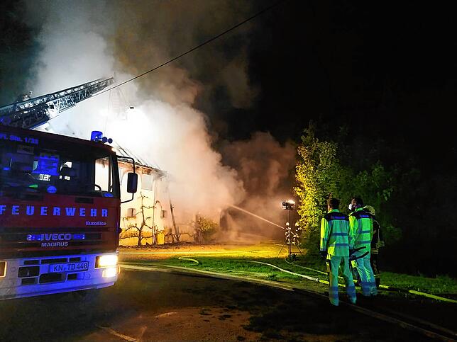 Bild 2: Bilder vom Brand eines ehemaligen landwirtschaftlichen Gebäudes in Schwackenreute