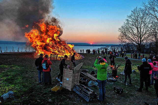 Das Feuer am Höhenweg in Meersburg brannte pünktlich zum Einbruch der Dunkelheit gegen 18.15 Uhr.